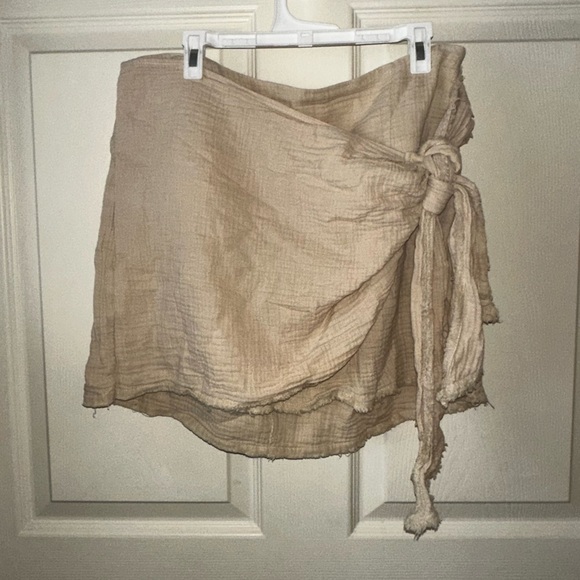 Free People Beige gauzy side tie skirt M beachy boho vacation coastal - Picture 2 of 9